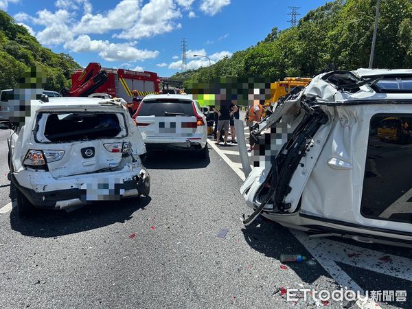 ▲▼             國3汐止段遊覽車因未注意前方回堵，造成5車連環撞，7人受傷送醫。（圖／記者陸運陞翻攝，下同）