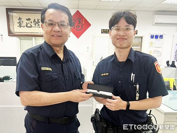 ▲平鎮警分局北勢派出所警員曾律嘉埋首苦讀5年，順利考上三等刑警特考，分局長徐坤隆獻上祝福。（圖／記者沈繼昌翻攝）