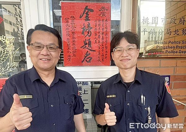 ▲平鎮警分局北勢派出所警員曾律嘉考上三等刑警特考，分局長徐坤隆給予嘉勉祝福。（圖／記者沈繼昌翻攝）
