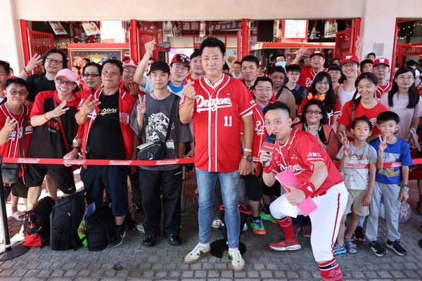 ▲▼金德七受邀參加味全龍復古日。（圖／味全龍提供）