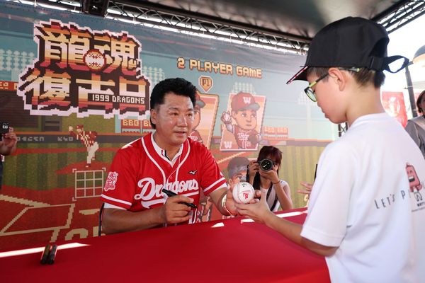 ▲▼金德七受邀參加味全龍復古日。（圖／味全龍提供）