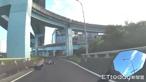 ▲楊男為了逃避警方追查，竟對尾隨警員丟擲大鎖、抹布，最後下閘道卻自摔。（圖／記者陸運陞翻攝）