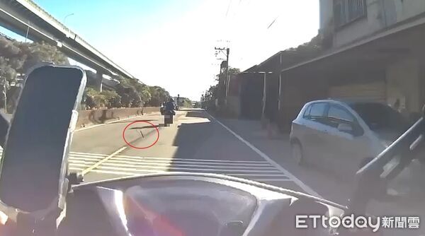 ▲楊男為了逃避警方追查，竟對尾隨警員丟擲大鎖、抹布，最後下閘道卻自摔。（圖／記者陸運陞翻攝）