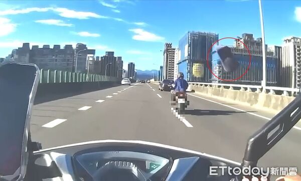 ▲楊男為了逃避警方追查，竟對尾隨警員丟擲大鎖、抹布，最後下閘道卻自摔。（圖／記者陸運陞翻攝）