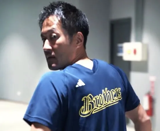 ▲▼ 平野惠一詭異的上班路            。（圖／截自中信兄弟官方IG）