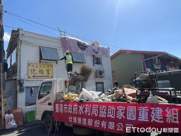 ▲颱風丹納絲侵襲，七股中寮里部分屋頂受損，市府立即展開修繕協助。（圖／台南市府提供，下同）