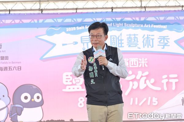 ▲「2025一見雙雕藝術季」在七股鹽山登場，鹽雕與人氣IP鯊西米同框超吸睛。（圖／記者林東良翻攝，下同）
