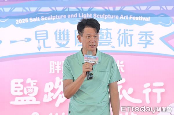 ▲「2025一見雙雕藝術季」在七股鹽山登場，鹽雕與人氣IP鯊西米同框超吸睛。（圖／記者林東良翻攝，下同）