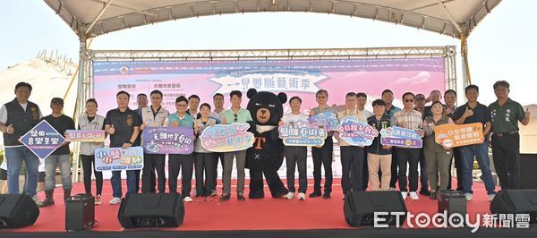 ▲「2025一見雙雕藝術季」在七股鹽山登場，鹽雕與人氣IP鯊西米同框超吸睛。（圖／記者林東良翻攝，下同）