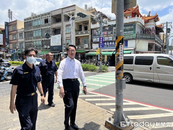 ▲警察局長甘炎泉了解東琉線碼頭交通情形。（圖／記者陳崑福翻攝）