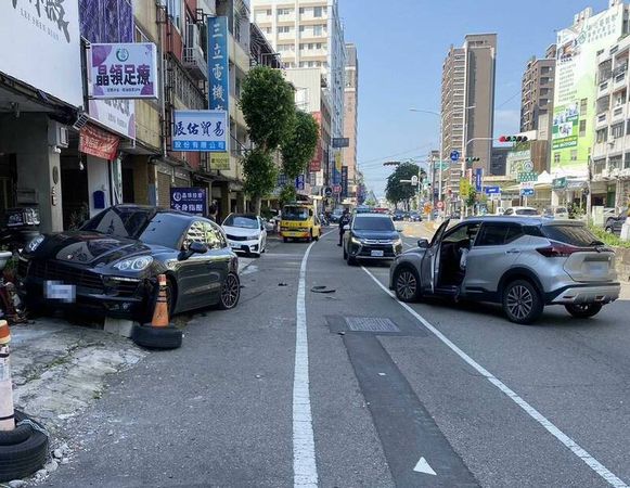 ▲男子中午睡醒開車出門撞路邊停放的保時捷及機車。（圖／警方提供）