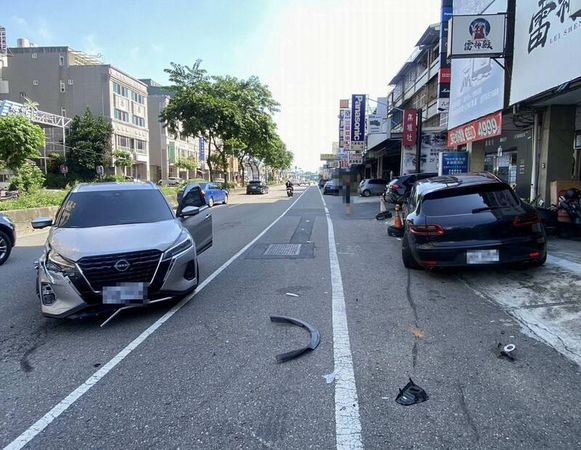 ▲男子中午睡醒開車出門撞路邊停放的保時捷及機車。（圖／警方提供）