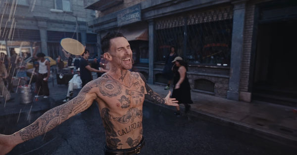 ▲魔力紅主唱亞當大秀好身材，還倒立喝酒。（圖／翻攝自YouTube／Maroon 5）