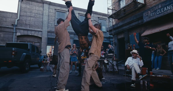 ▲魔力紅主唱亞當大秀好身材，還倒立喝酒。（圖／翻攝自YouTube／Maroon 5）