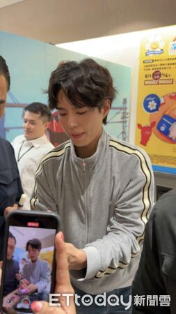 ▲▼獨家／朴寶劍高雄直奔快閃店！巡禮簽名「認出熟悉面孔」驚訝打招呼。（圖／讀者提供）