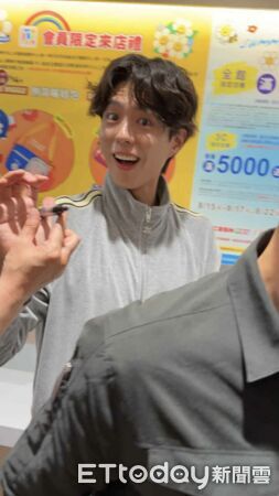 ▲▼獨家／朴寶劍高雄直奔快閃店！巡禮簽名「認出熟悉面孔」驚訝打招呼。（圖／讀者提供）