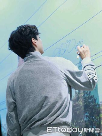 ▲▼朴寶劍在快閃店合照、留下簽名。（圖／讀者提供）