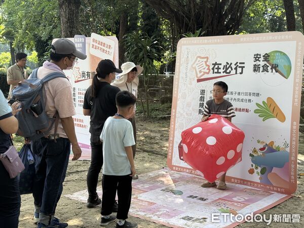 ▲現場設攤闖關遊戲，大小朋友玩得不亦樂乎，寓教於樂學防中毒。（圖／記者游瓊華翻攝）