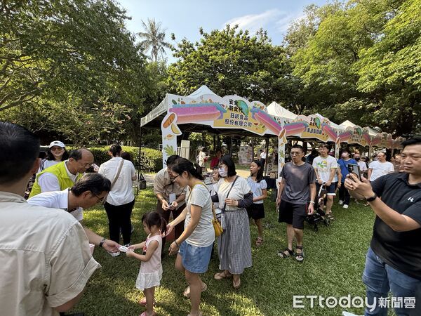 ▲現場設攤闖關遊戲，大小朋友玩得不亦樂乎，寓教於樂學防中毒。（圖／記者游瓊華翻攝）