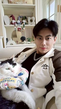 ▲台灣最帥猛男唐子元外型剛強，卻是名符其實的貓派。（圖／浪愛集食提供）