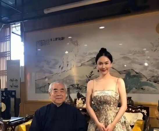 ▲▼大陸86歲國畫大師范曾去年與小50歲的第4任妻子徐萌結婚，近日傳出作品疑被妻子盜賣，人失蹤的消息。（圖／翻攝自微博）