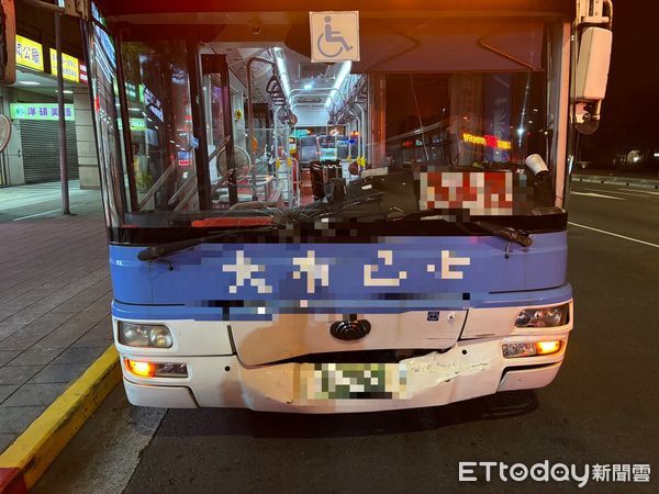 ▲▼北市中正區大客車追撞多元計程車　乘客嘴唇受傷送醫。（圖／記者邱中岳翻攝）