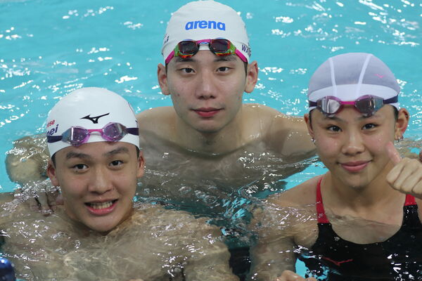 ▲王冠閎（後）與他的陪練林怡成(左1)互動良好、王冠閎改參加自由式輕鬆游獲得1金1銀、台大泳將蔡睿閎打破男子200蛙全國紀錄。（圖／中華泳協提供）