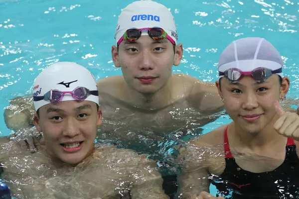 ▲王冠閎（後）與他的陪練林怡成(左1)互動良好、王冠閎改參加自由式輕鬆游獲得1金1銀、台大泳將蔡睿閎打破男子200蛙全國紀錄。（圖／中華泳協提供）