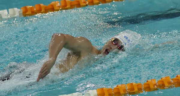 ▲王冠閎（後）與他的陪練林怡成(左1)互動良好、王冠閎改參加自由式輕鬆游獲得1金1銀、台大泳將蔡睿閎打破男子200蛙全國紀錄。（圖／中華泳協提供）