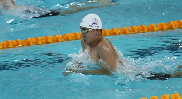 ▲王冠閎（後）與他的陪練林怡成(左1)互動良好、王冠閎改參加自由式輕鬆游獲得1金1銀、台大泳將蔡睿閎打破男子200蛙全國紀錄。（圖／中華泳協提供）