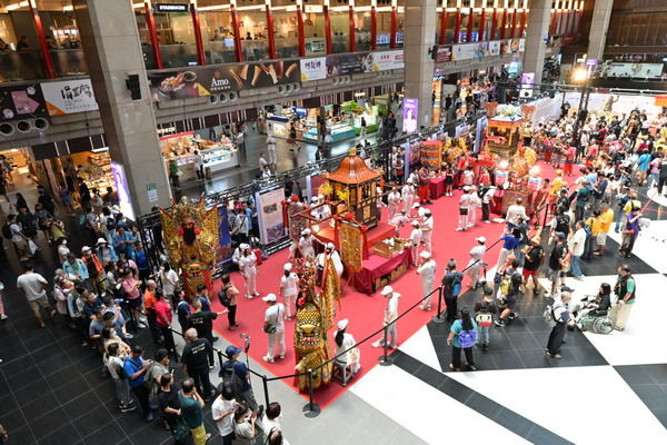 ▲桃園景福宮開漳聖王神轎，首度進駐臺北車站