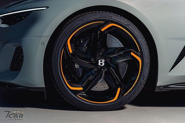 Mulliner 客製化再創巔峰　Bentley 首輛 Batur Convertible 正式現身