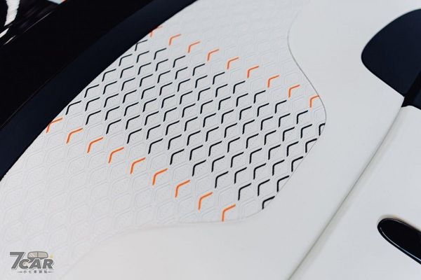 Mulliner 客製化再創巔峰　Bentley 首輛 Batur Convertible 正式現身