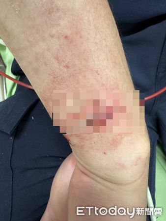 ▲▼北市東湖1男超市亮刀　警方到場壓制遭砍濺血。（圖／記者邱中岳翻攝）