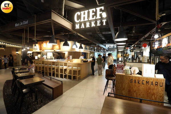 「春大直」主廚市場開放式座位美食街即可見一客要價千元起跳的龍蝦、和牛、生蠔料理，樓上的高檔餐廳人均消費也要1500元起跳。（圖／方萬民攝）