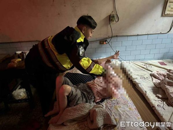 ▲潮州警分局中山路派出所警員洪晴芸、周聖棠扶老翁起身。（圖／記者陳崑福翻攝）