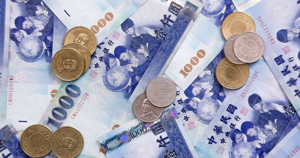 勞工必須在「離職並完成退保」的隔天，才具備申請老年年金的資格。年金核准後，會從申請當月起按月發放，並於「次月底」前匯入帳戶。（示意圖／pixabay）