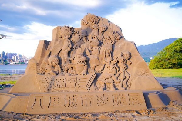 ▲第8屆「2025八里城市沙雕展」展至10月12日，今年以《數碼寶貝》主題打造22座沙雕、6座光雕裝置。（圖／翻攝自新北水漾、新北高灘處提供）
