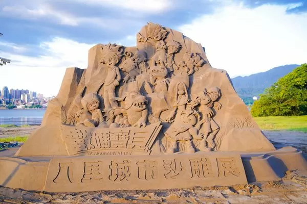 ▲第8屆「2025八里城市沙雕展」展至10月12日，今年以《數碼寶貝》主題打造22座沙雕、6座光雕裝置。（圖／翻攝自新北水漾、新北高灘處提供）