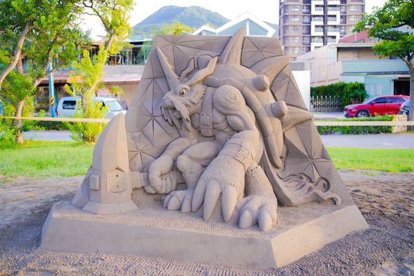 ▲第8屆「2025八里城市沙雕展」展至10月12日，今年以《數碼寶貝》主題打造22座沙雕、6座光雕裝置。（圖／翻攝自新北水漾、新北高灘處提供）