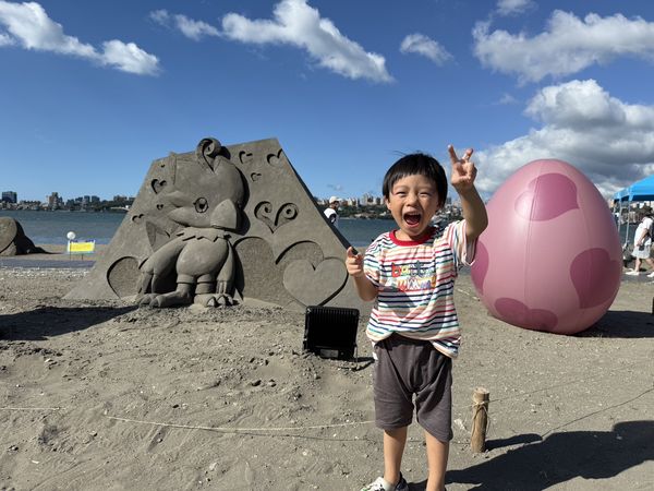 ▲第8屆「2025八里城市沙雕展」展至10月12日，今年以《數碼寶貝》主題打造22座沙雕、6座光雕裝置。（圖／翻攝自新北水漾、新北高灘處提供）