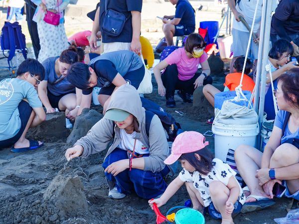 ▲第8屆「2025八里城市沙雕展」展至10月12日，今年以《數碼寶貝》主題打造22座沙雕、6座光雕裝置。（圖／翻攝自新北水漾、新北高灘處提供）