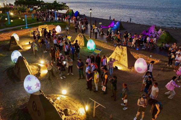 ▲第8屆「2025八里城市沙雕展」展至10月12日，今年以《數碼寶貝》主題打造22座沙雕、6座光雕裝置。（圖／翻攝自新北水漾、新北高灘處提供）