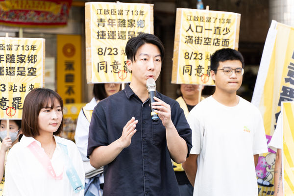▲▼民進黨青年組織「夏日破浪」與民進黨發言人吳崢與罷免國民黨立委江啟臣團體「一罷擊臣」今（17日）上午到台中豐原第一市場進行街頭宣講。（圖／罷團「一罷擊臣」提供）