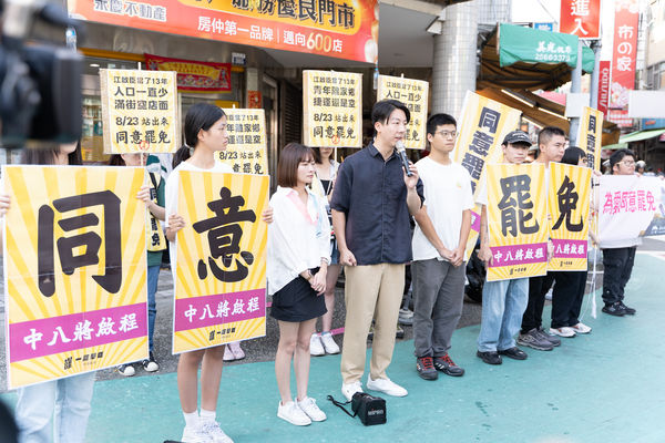 ▲▼民進黨青年組織「夏日破浪」與民進黨發言人吳崢與罷免國民黨立委江啟臣團體「一罷擊臣」今（17日）上午到台中豐原第一市場進行街頭宣講。（圖／罷團「一罷擊臣」提供）