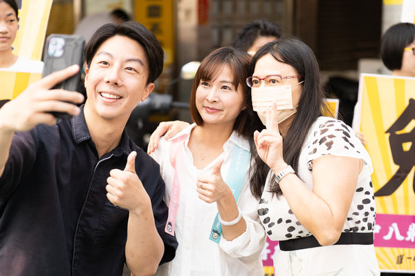 ▲▼民進黨青年組織「夏日破浪」與民進黨發言人吳崢與罷免國民黨立委江啟臣團體「一罷擊臣」今（17日）上午到台中豐原第一市場進行街頭宣講。（圖／罷團「一罷擊臣」提供）