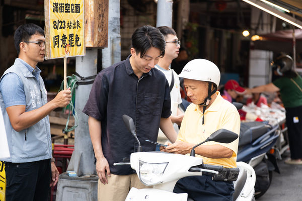 ▲▼民進黨青年組織「夏日破浪」與民進黨發言人吳崢與罷免國民黨立委江啟臣團體「一罷擊臣」今（17日）上午到台中豐原第一市場進行街頭宣講。（圖／罷團「一罷擊臣」提供）