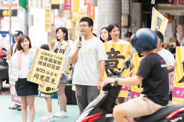 ▲▼民進黨青年組織「夏日破浪」與民進黨發言人吳崢與罷免國民黨立委江啟臣團體「一罷擊臣」今（17日）上午到台中豐原第一市場進行街頭宣講。（圖／罷團「一罷擊臣」提供）