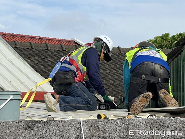 ▲台南做工行善志工冒雨協助西港區94歲獨居陳姓老人修繕屋頂，當晚天空出現彩虹，象徵希望。（記者林東良翻攝，下同）