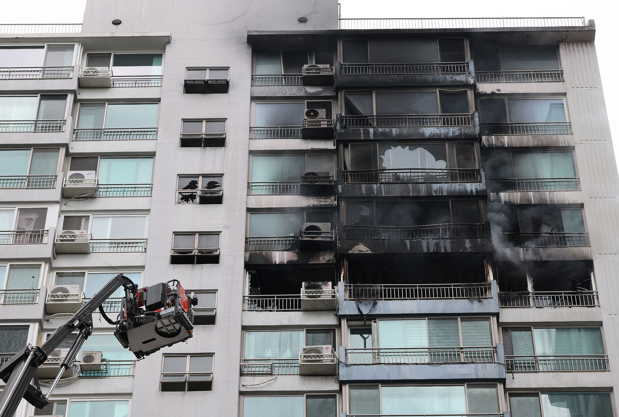 ▲▼南韓首爾一棟公寓大樓17日上午發生火災。（圖／VCG）